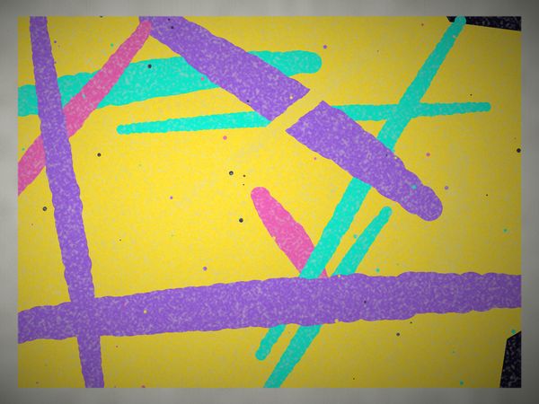 Mural gestual com pinceladas amarelas sobre fundo violeta